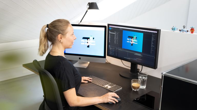 Designerin am arbeiten